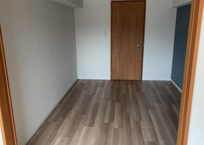 【寝室】 | 八王子スカイマンション | 寝室でゆっくりと過ごすためにはベッド周りの適度な空間を担保することや窓の位置、照明の明るさ、寝室の広さなどを考える必要があります。自身や家族の構成とライフスタイルに併せて寝室にする部屋を選びましょう！