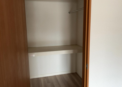 【収納】 | 八王子スカイマンション | デザイン性を重視しすぎて収納が少なかった！なんてことにならないため、事前に現地で収納の数を確認しておくことをお勧めします。クローゼット以外にも床下収納や屋根裏収納、パントリーなどもチェックしましょう。