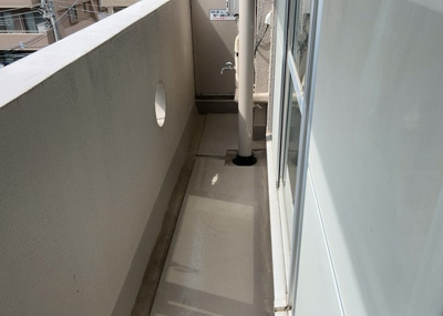 【バルコニー】 | 八王子スカイマンション | バルコニーは、室外の専用スペースのうち、「屋根がなく開放された空間」であるものを指します。ベランダより広いタイプのものが多く、日当たりもよいため家庭菜園などを楽しみたい人にとって適した環境となります。