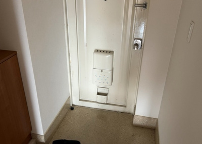 【玄関】 | 八王子スカイマンション | 玄関は家の顔でもあり、家族以外の目にも止まる場所です。玄関は外との間を仕切る扉、靴などをしまっておく収納スペース、靴脱ぎのたたきスペース、来客とのやり取りをするドアホンなど複数のアイテムからなります。