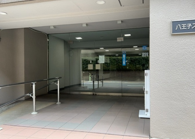 【エントランス】 | 八王子スカイマンション | マンションのエントランスには、もともと風よけや防犯の役割がありますが、マンションによって宅配ボックスなどの設備が備わっている所もあります。日々の生活をイメージしながら生活しやすさをチェックしましょう。