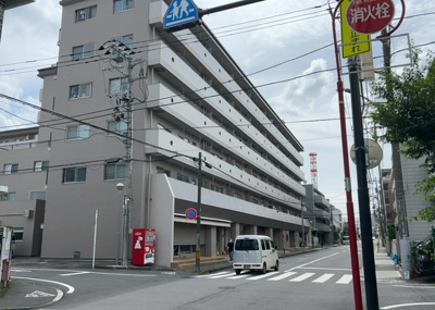 【現況写真】 | 八王子スカイマンション | 外観はマンション管理がされているかの目安になります。築年数が古いと、壁面は劣化してひび割れが生じることも！建物が古びていても細かいところが修繕されていると、きちんと管理されているなぁと感じるでしょう。