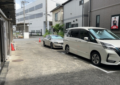 【駐車場】 | 八王子スカイマンション | 車一台あたりに必要なスペースは、標準サイズの普通自動車で横幅2m50cm、長さ5mは必要になります。ただし、乗降のことも考慮して横幅3m30cm、長さ5m50cmほどは確保できるところを選びましょう。