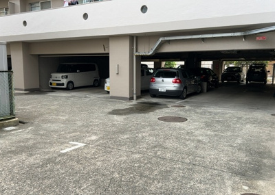 【駐車場】 | 八王子スカイマンション | 駐車場と明記されていても、最小スペースでつくられた駐車場だと大型車は駐車できなかったり、出入りしにくくなったりする可能性があります。お車のサイズと購入したい物件の駐車場のサイズを現地で確認しましょう。