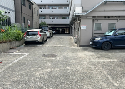 【中庭】 | 八王子スカイマンション | 中庭（パティオ）とは、一つの建築物の内部に設けられた、壁などで囲われている庭のことを指します。コの字型、ロの字型が主流ですが、L字型の中庭もあります。最近では、インテリア性の高さからも人気があります。