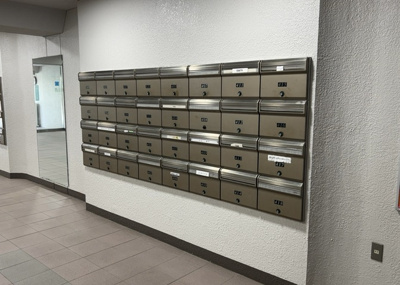 【設備】 | 八王子スカイマンション | エントランス付近に設置されている集合ポストは、住んでいる部屋と離れているため、ポストをあさるなど誰かに何かされていても被害に気づきにくいです。入居する時には他人に特定されにくい番号で鍵をかけましょう！