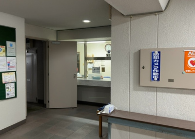 【受付】 | 八王子スカイマンション | 受付はマンションコンシェルジュがいる場合もあれば、管理人が滞在する小部屋を総称して呼ぶことがあります。主にエントランスに設置されていることから、防犯面でも期待ができます。防犯設備がない場合はより安心！