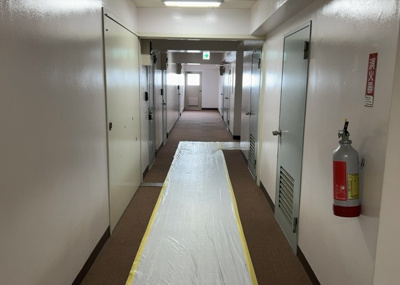 【その他共用部分】 | 八王子スカイマンション | 共有部分は、住民なら誰もが使える設備のこと。例えば駐車場やエレベーター、インターネット設備、セキュリティ設備などがあります。他にも、マンションの廊下・外部階段やエントランス・ゴミ置き場などがあります。