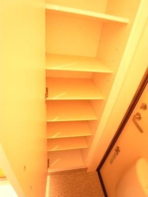 リブリ・Roomy'sの玄関