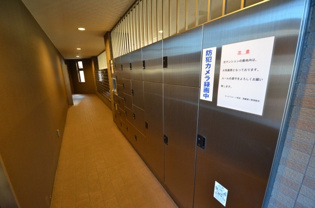 宅配ボックスは荷物の受け取りや配達が便利で安全です。不在時でも荷物が確保され、盗難や損傷のリスクが減少。受け取り時間の柔軟性が向上。外出先からでも荷物の受け取りや預けが可能となります。