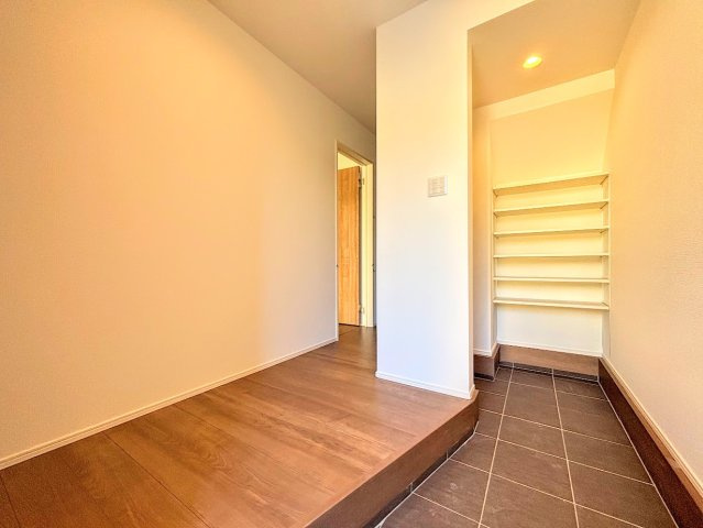 栄区飯島町　新築戸建ての玄関|◆玄関には大型シューズクローク！靴以外のベビーカーや子どものスポーツ用品等入れておけるシューズインクローゼットを設置しました！

