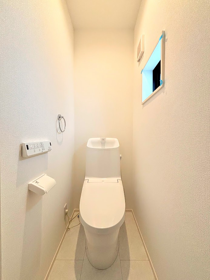 栄区飯島町　新築戸建てのトイレ|◆清潔感のある白を基調とした落ち着ける空間。小窓をもうけていますので、こもりやすい空気の入れ替えも簡単に行えますね！
