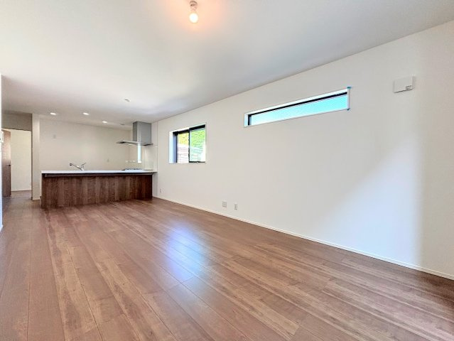 栄区飯島町　新築戸建ての居間・リビング|◆リビングは一日中太陽の光が射し込みます。家族が集まる空間は、自然と笑顔が溢れます！
