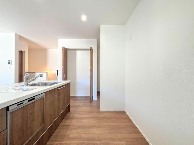 栄区飯島町　新築戸建てのキッチン|◆デザイン性と機能性を兼ね備えたキッチンです。リビングスペースとの一体感が生まれ、広々空間を演出してくれます。
