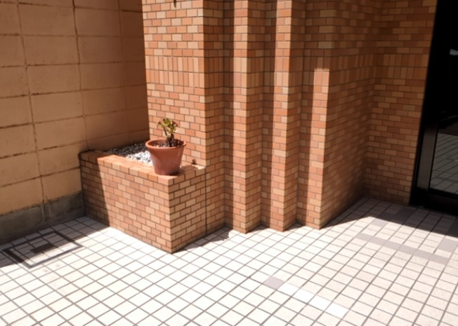 【中庭】 | ライオンズマンション西八王子第二 | 中庭（パティオ）とは、一つの建築物の内部に設けられた、壁などで囲われている庭のことを指します。コの字型、ロの字型が主流ですが、L字型の中庭もあります。最近では、インテリア性の高さからも人気があります。