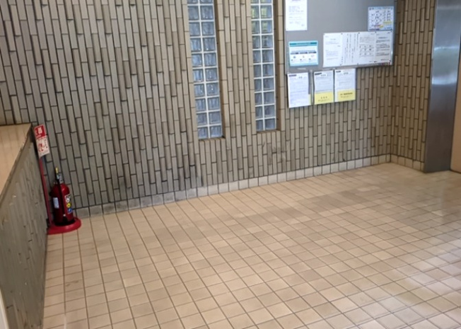 【ロビー】 | ライオンズマンション西八王子第二 | ラウンジは、マンションの共用スペースに椅子やテーブルなどを配置した利用者が寛げる空間です。屋内型ラウンジと屋外型ラウンジがあります。共用部分の管理状況と合わせて、詳細については現地でご確認ください。