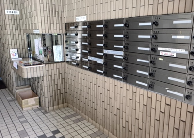 【設備】 | ライオンズマンション西八王子第二 | エントランス付近に設置されている集合ポストは、住んでいる部屋と離れているため、ポストをあさるなど誰かに何かされていても被害に気づきにくいです。入居する時には他人に特定されにくい番号で鍵をかけましょう！