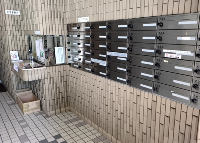 【設備】 | ライオンズマンション西八王子第二 | エントランス付近に設置されている集合ポストは、住んでいる部屋と離れているため、ポストをあさるなど誰かに何かされていても被害に気づきにくいです。入居する時には他人に特定されにくい番号で鍵をかけましょう！