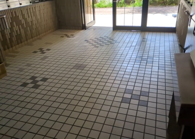 【ロビー】 | ライオンズマンション西八王子第二 | ロビーというと、エントランスと何がちがうの？と思いますよね。実はロビーとエントランスには明確な決まりはありません。物件によっては、エントランスを入って広がるある程度の広さのある空間がロビーとなります。