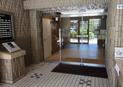 【玄関】 | ライオンズマンション西八王子第二 | 玄関は家の顔でもあり、家族以外の目にも止まる場所です。玄関は外との間を仕切る扉、靴などをしまっておく収納スペース、靴脱ぎのたたきスペース、来客とのやり取りをするドアホンなど複数のアイテムからなります。
