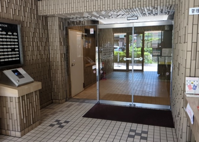 【玄関】 | ライオンズマンション西八王子第二 | 玄関は家の顔でもあり、家族以外の目にも止まる場所です。玄関は外との間を仕切る扉、靴などをしまっておく収納スペース、靴脱ぎのたたきスペース、来客とのやり取りをするドアホンなど複数のアイテムからなります。