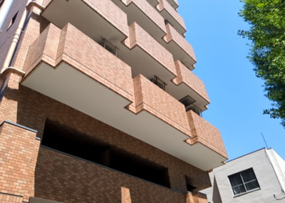 【バルコニー】 | ライオンズマンション西八王子第二 | 一般的なバルコニーは、奥行1.5ｍ程ですが、ワイルドバルコニーは2ｍまで広がっています。そのため洗濯物の間隔をあけ干すことができ、乾きやすいというメリットや、ガーデニングが楽しめる等の特徴があります。