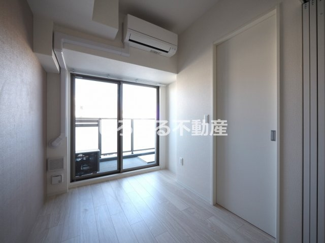 セレニテ東梅田アリエの洋室