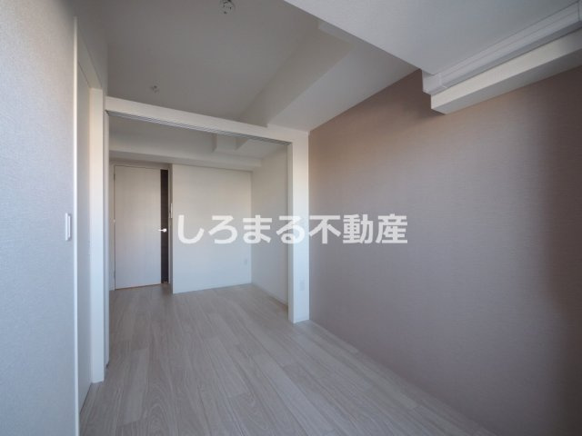 セレニテ東梅田アリエの洋室