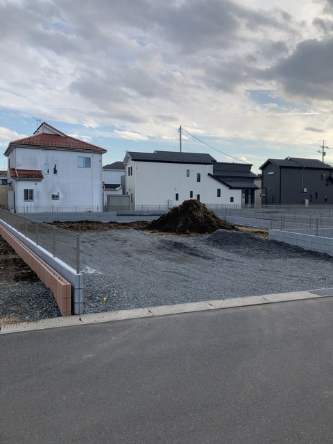 リーブルガーデン  小美玉市羽鳥　13期　1の前面道路含む現地写真|4月完成予定です。同メーカー完成物件の内覧、気になる他の物件と合わせての現地ご案内も可能です。HPから、またお電話でも、お気軽にお問い合わせください。