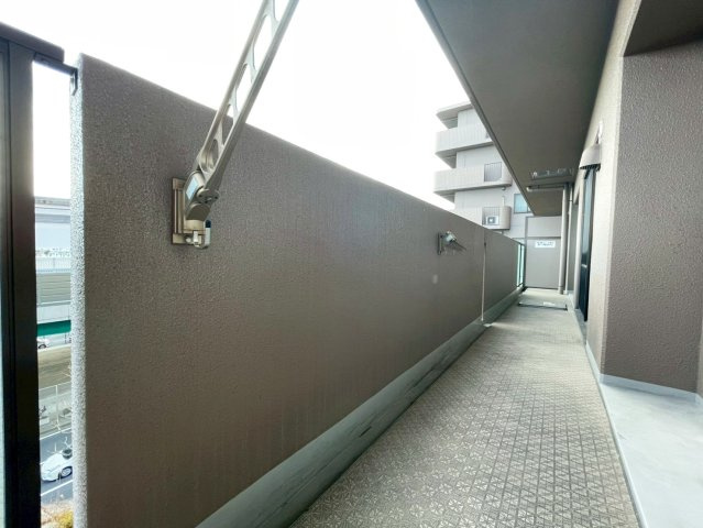 クラウンハイム豊中柴原のバルコニー|お洗濯にも便利なバルコニー付き