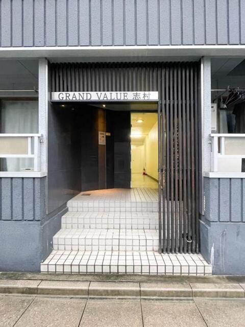 グランバリュー志村のエントランス
