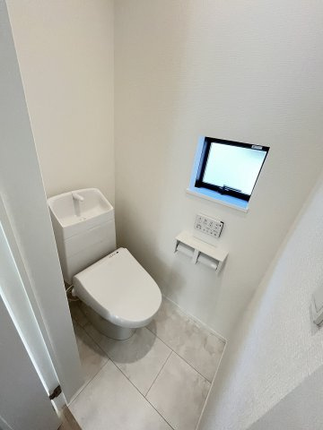 【内装】 | 福岡市南区警弥郷1丁目　B号棟（全3棟）【仲介手数料無料・0円】 | 施工例。2階にもトイレです。施工例は完成時と異なる場合があります。