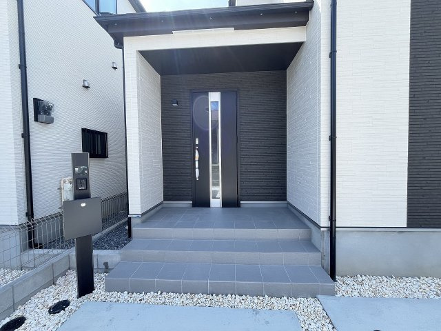 【玄関】 | 福岡市南区警弥郷1丁目　B号棟（全3棟）【仲介手数料無料・0円】 | 施工例。施工例は完成時と異なる場合があります。