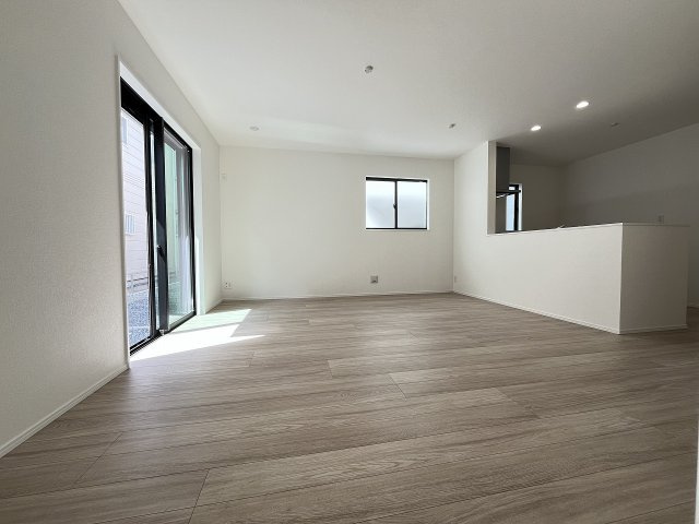 【居間・リビング】 | 福岡市南区警弥郷1丁目　B号棟（全3棟）【仲介手数料無料・0円】 | 施工例。リビングです。施工例は完成時と異なる場合があります。