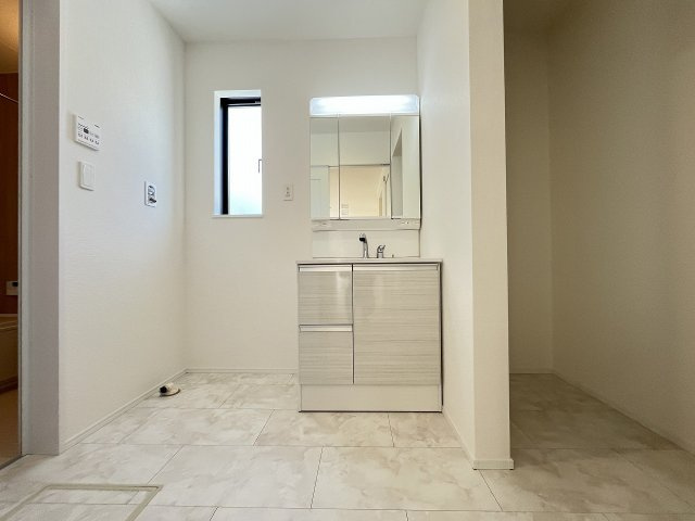 【洗面所】 | 福岡市南区警弥郷1丁目　B号棟（全3棟）【仲介手数料無料・0円】 | 施工例。施工例は完成時と異なる場合があります。