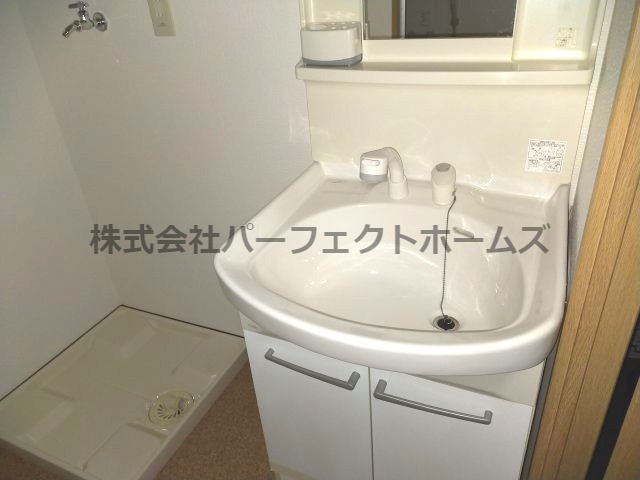 枚方グランドマンションの独立洗面台|独立洗面台、小物を置くことができて便利です