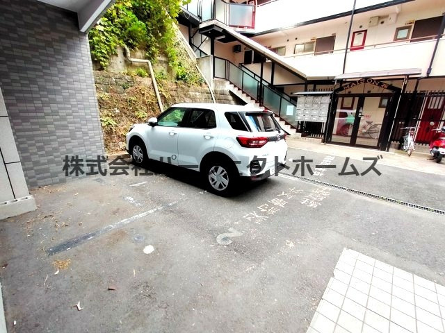 枚方グランドマンションの駐車場|カースペースがあります