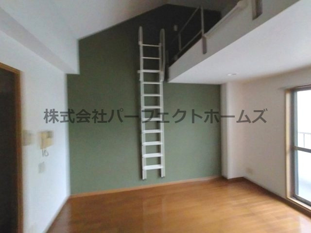 枚方グランドマンションの居間・リビング|デザインクロス　ロフト付き！