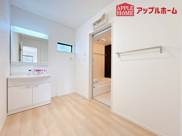 [新築住宅] 鴻巣市筑波 第5 全3棟の独立洗面台|ゆとりの洗面スペースで朝の身支度も快適スムーズに。３面鏡で髪のセットやお化粧もストレスなくこなせ、朝から気分良く通勤通学に向かえそうですね！鏡の裏にはたっぷりと収納スペースを標準装備