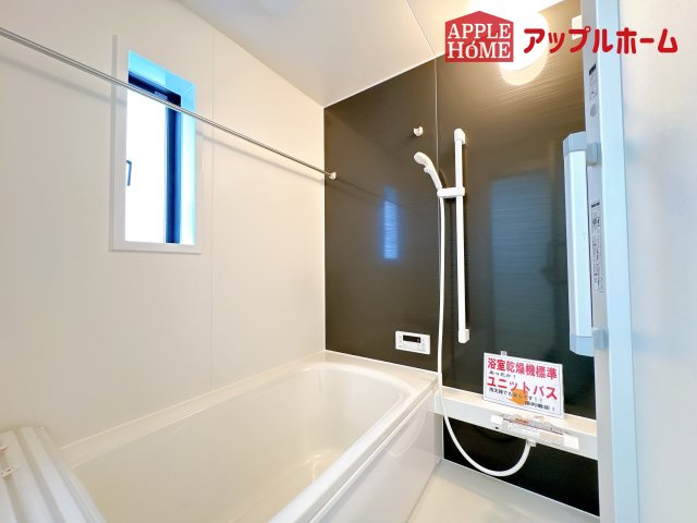 [新築住宅] 鴻巣市筑波 第5 全3棟の浴室|窓付きのバスルームは、採光もあり明るく気持ちの良い空間です。窓があることで、換気環境も良好。掃除もスムーズに出来ます