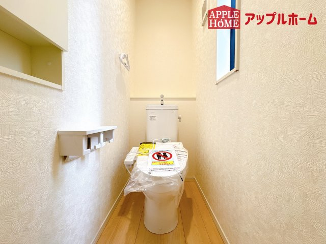 [新築住宅] 鴻巣市筑波 第5 全3棟のトイレ|白を基調とした清潔感のある明るい空間。温水洗浄便座付きで、毎日快適・清潔に使用できます。操作しやすい壁面リモコンを採用しています。
