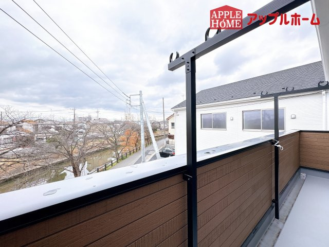 [新築住宅] 鴻巣市筑波 第5 全3棟のバルコニー|家族分の洗濯物もしっかり干せます。日当たりも良く、毎日のお洗濯が楽しくなりそう♪お布団は手軽に干せていつもポカポカに☆