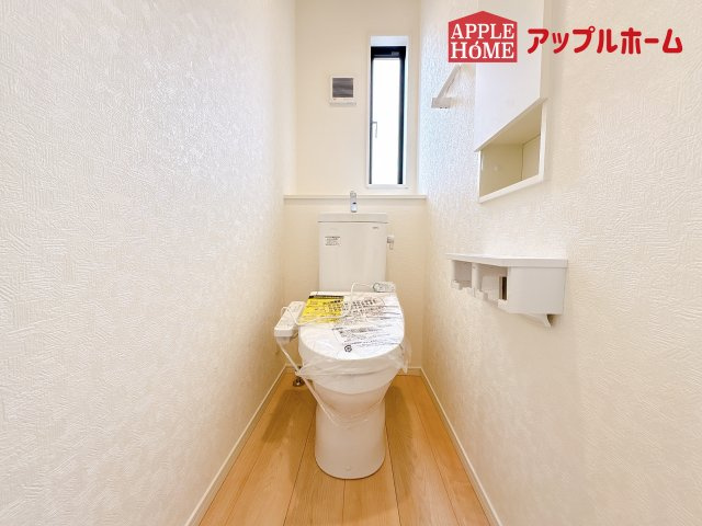 [新築住宅] 鴻巣市筑波 第5 全3棟のトイレ|白を基調とした清潔感のある明るい空間。温水洗浄便座付きで、毎日快適・清潔に使用できます。操作しやすい壁面リモコンを採用しています。