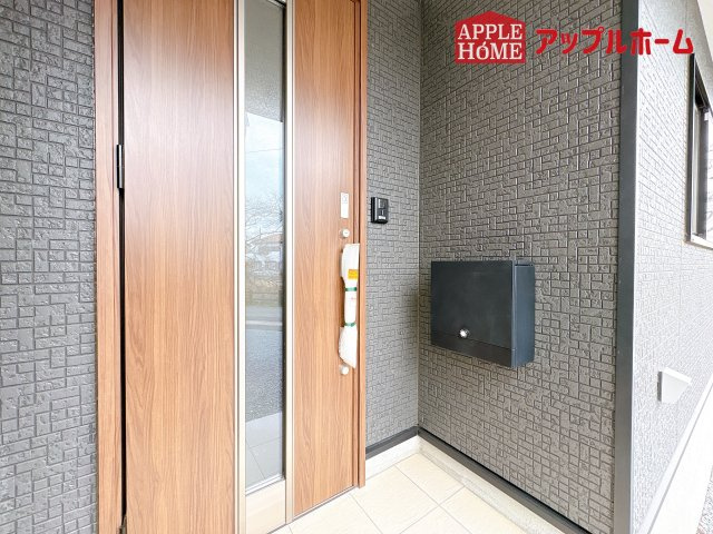 [新築住宅] 鴻巣市筑波 第5 全3棟の玄関|ぜひ現地にて、実際の建物・街並み・日当たり等ご確認下さい♪お問い合わせはお気軽に☆　TEL「0120-466263」