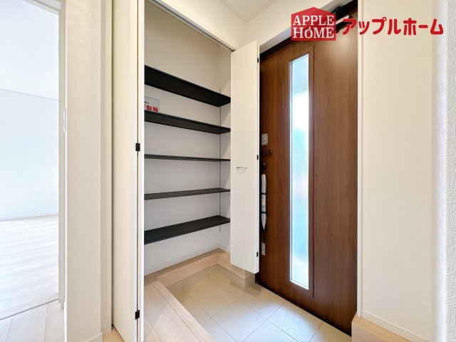 [新築住宅] 鴻巣市筑波 第5 全3棟の玄関|住まう人も来客も入った時にワクワクさせてくれるオシャレな玄関♪収納もたっぷりあるので、靴がたくさんあっても安心！