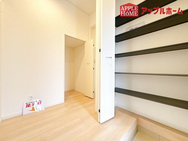 [新築住宅] 鴻巣市筑波 第5 全3棟の収納|明るく清潔感のある玄関でお客様を迎えるスペースをパッと明るい印象に！大容量の収納力で大家族の履物もすっきり収納できます♪