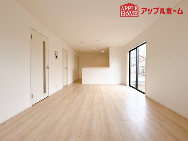 [新築住宅] 鴻巣市筑波 第5 全3棟の居間・リビング|広々リビング×対面キッチンで家族の会話も弾みます♪家族団らんの秘訣は間取りにあり☆夢のマイホームを一緒に叶えましょう！
