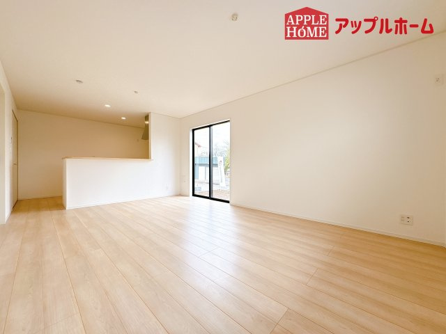 [新築住宅] 鴻巣市筑波 第5 全3棟の居間・リビング|窓から差し込む光で家族を温かく包み込みます。明るいリビングで子育てする喜びを☆いつでも見学可能です！