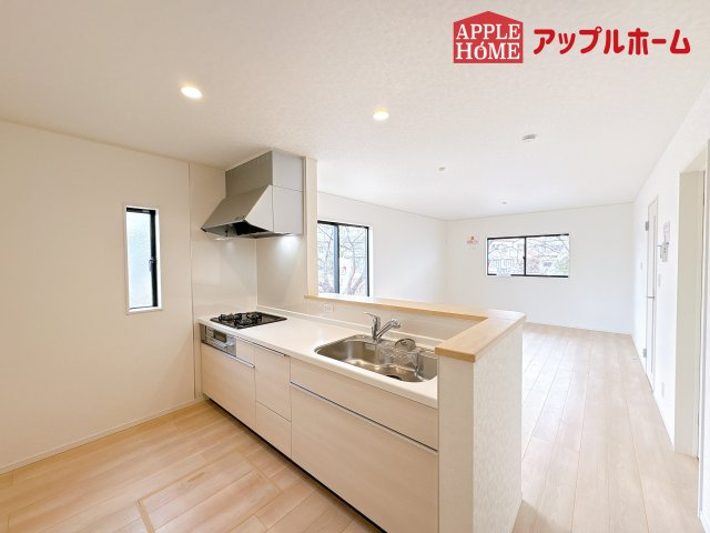 [新築住宅] 鴻巣市筑波 第5 全3棟のキッチン|対面式キッチンは、家族のコミュニケーションを育み、子育て家族にも好適なプラン！リビングで寛ぐご家族をいつも感じられます♪会話を楽しみながら家事ができ、小さいお子様がいても安心です！