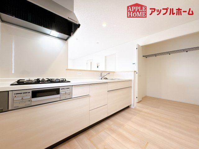 [新築住宅] 鴻巣市筑波 第5 全3棟のキッチン|見栄えもよくお手入れもスムーズに出来ます。豊富な収納力もございますので、キッチンスペースをスッキリとお使い頂けそうです。